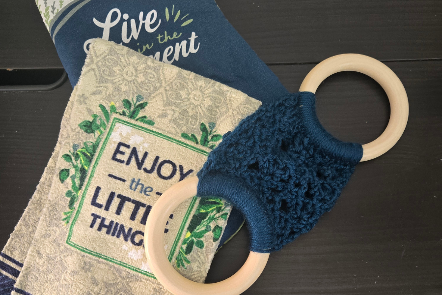 crochet towel holder with wooden ring pattern